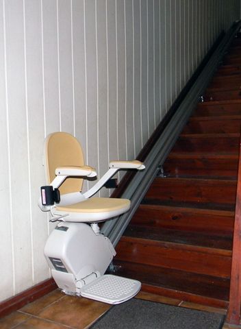 Krzesełko schodowe zamontowane w domu.