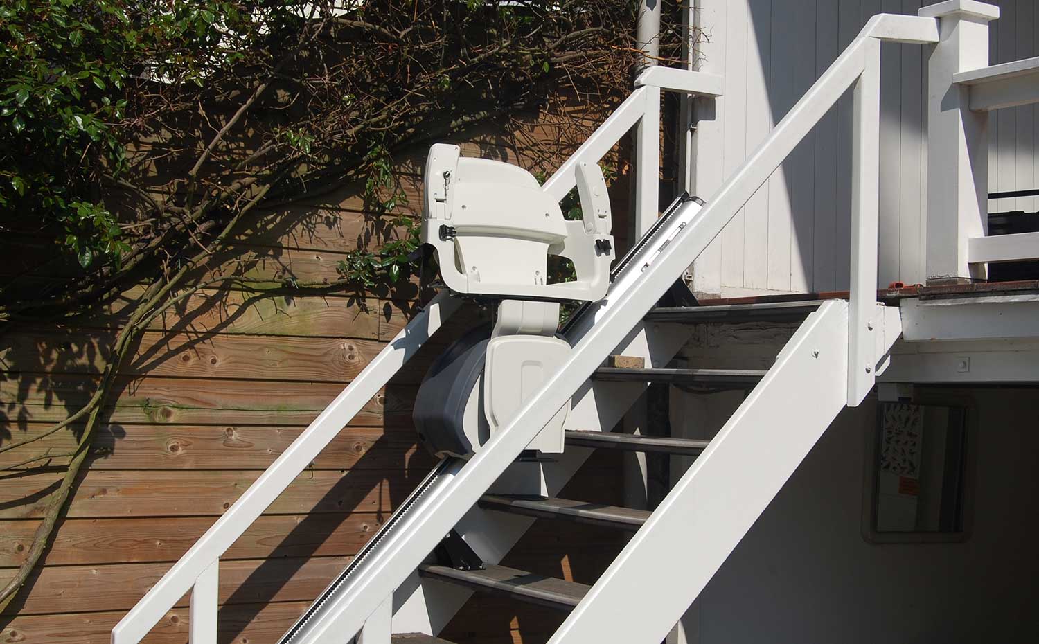 Krzesełko schodowe zamontowane na zewnątrz