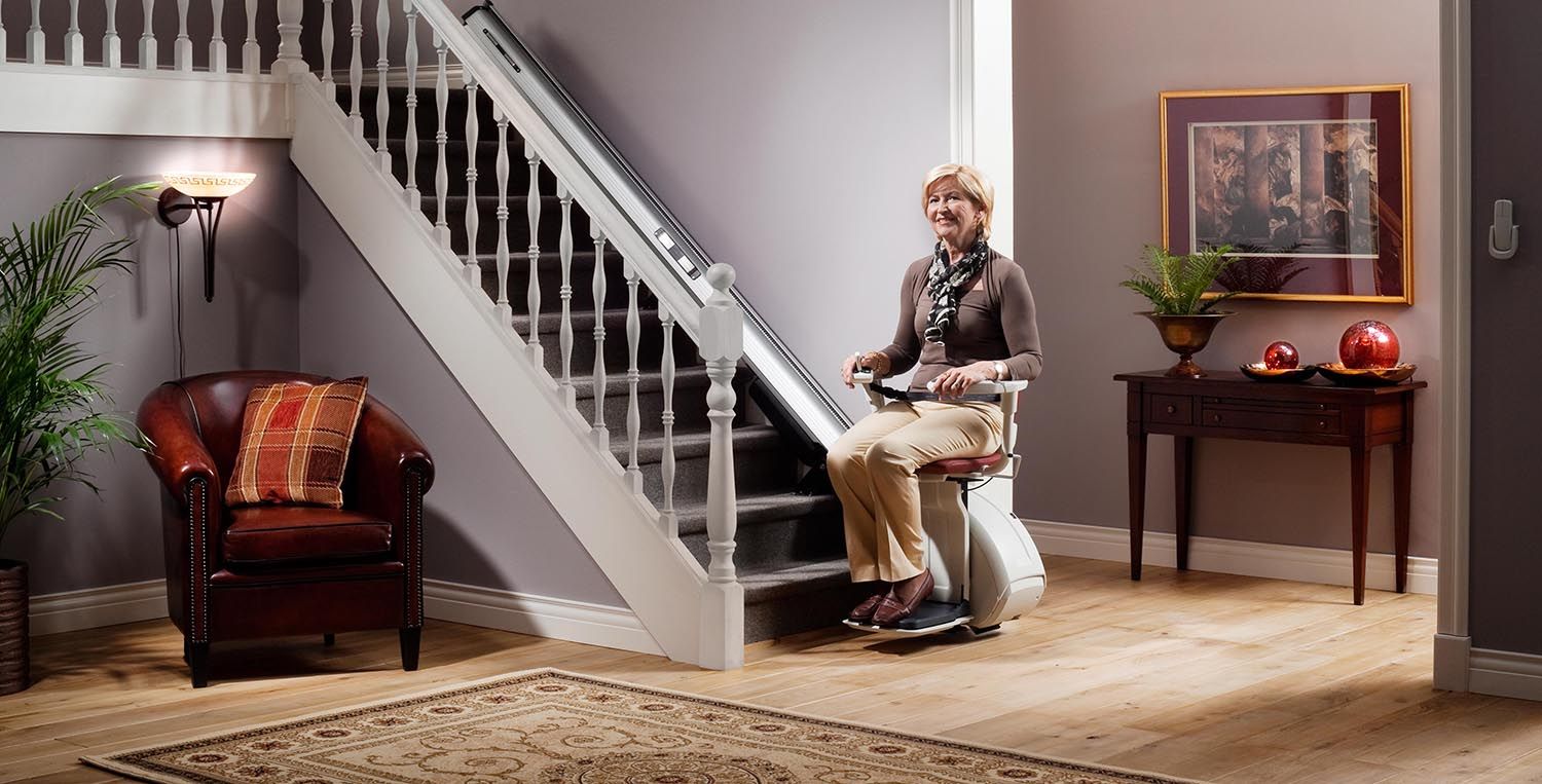 Transport osoby starszej po schodach przy użyciu krzesełka schodowego