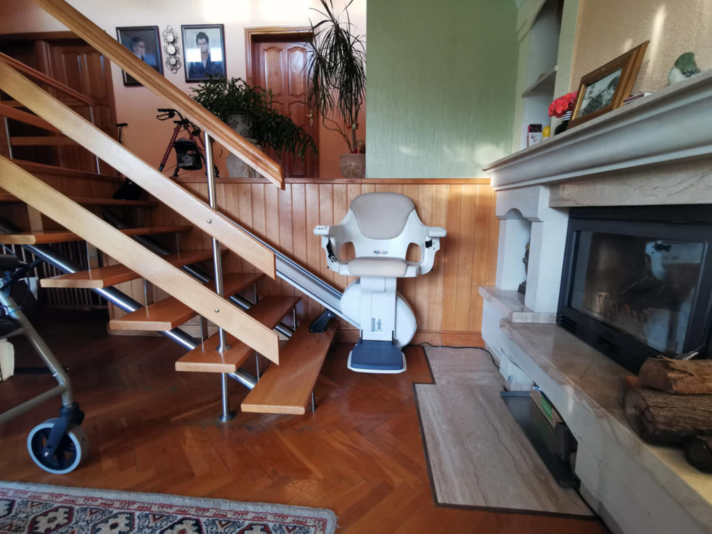 Krzesło Homeglide na drewnianych schodach