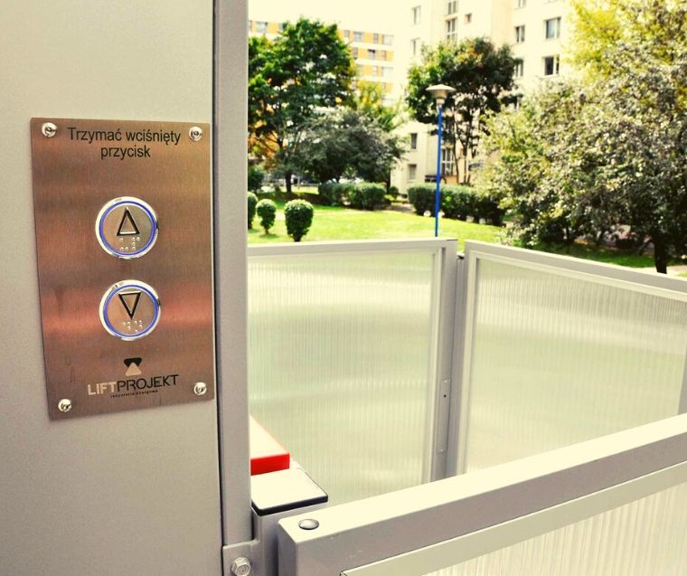 podnośnik winda dla niepełnosprawnych w obiektach publicznych